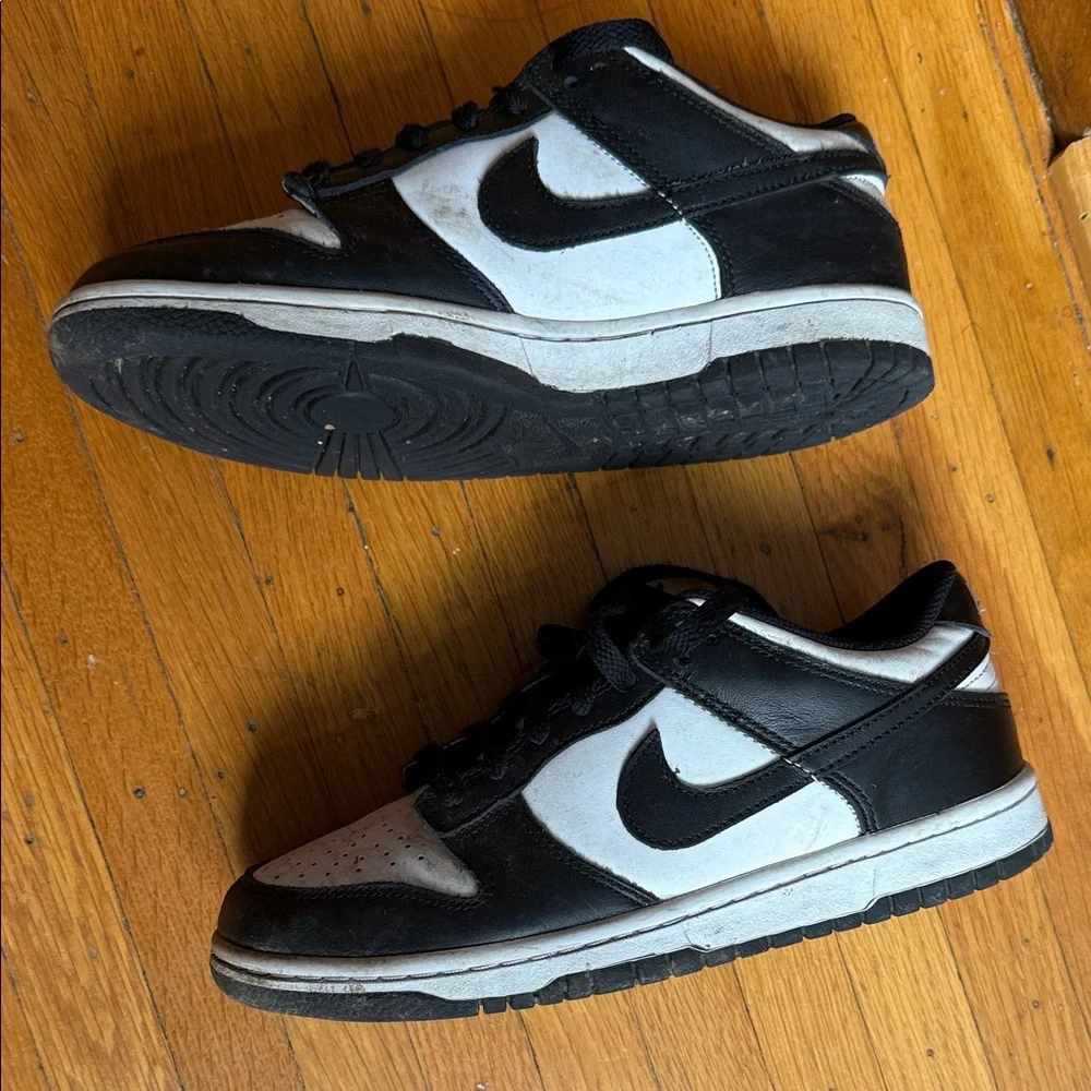 Nike Men's Black and White Sneakers - Picture 2 of 5